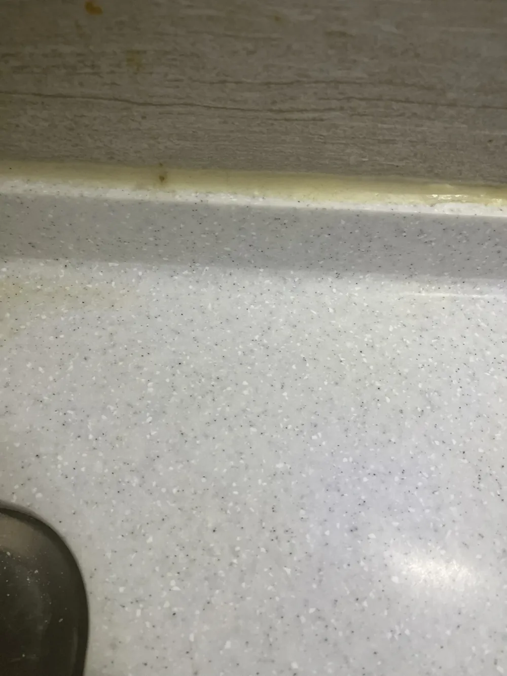 싱크대 상판 정수기 구멍 메우기 작업 후 모습