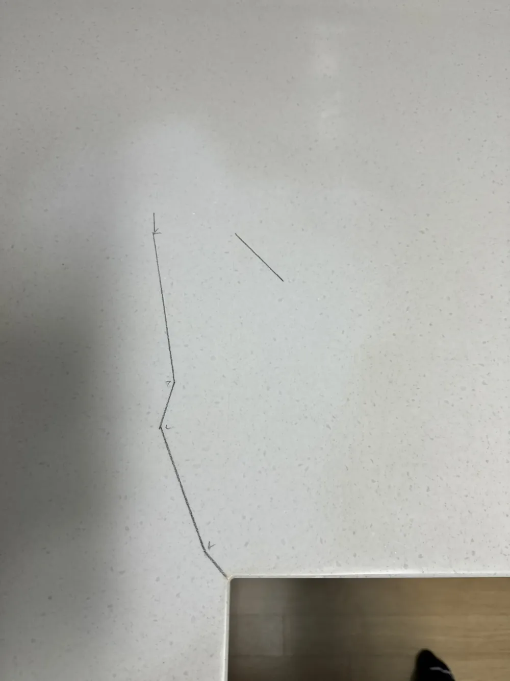 ㄱ자 주방 상판 균열 보수 작업 전 균열 부위